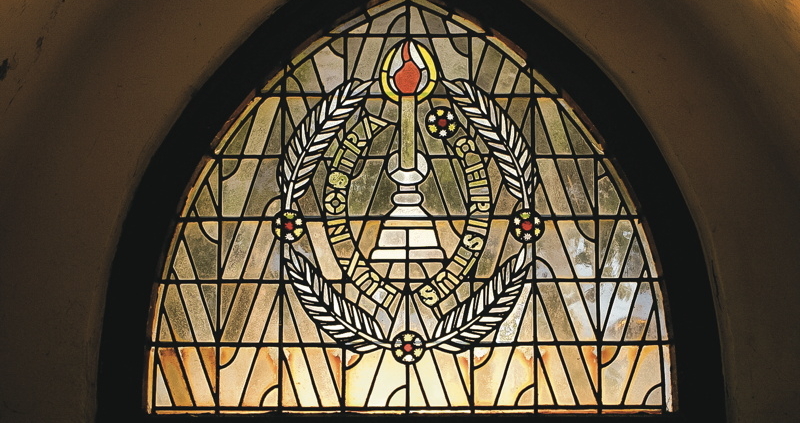 Fenster der Hoerstgener Kirche mit Inschrift "Christus Lux Nostra"
